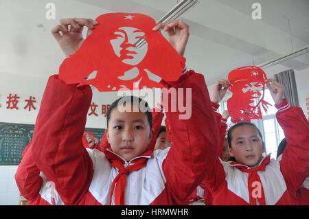 Lianyungang, Lianyungang, Cina. 2 Mar, 2017. Lianyungang, CINA-2 Marzo 2017: (solo uso editoriale. Cina OUT) .alunni papercuttings fanno di lei Feng il ritratto in Donghai, est cinese della provincia di Jiangsu, marzo 2nd, 2017. Lei Feng era un soldato dell'Esercito Popolare di Liberazione cinese e morì all'età di 22 nel 1962. Egli ha raggiunto fama nazionale ed è diventato una icona di spirito di altruismo nel 1963 quando il defunto leader cinese Mao Zedong scrisse ''seguire l esempio del compagno Lei Feng'', e il 5 marzo è stato impostato come l'anniversario per imparare da Lei Feng. Credito: SIPA Asia/ZUMA filo/Alamy Live News Foto Stock