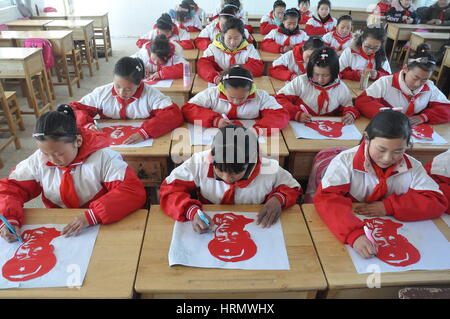 Lianyungang, Lianyungang, Cina. 2 Mar, 2017. Lianyungang, CINA-2 Marzo 2017: (solo uso editoriale. Cina OUT) .alunni papercuttings fanno di lei Feng il ritratto in Donghai, est cinese della provincia di Jiangsu, marzo 2nd, 2017. Lei Feng era un soldato dell'Esercito Popolare di Liberazione cinese e morì all'età di 22 nel 1962. Egli ha raggiunto fama nazionale ed è diventato una icona di spirito di altruismo nel 1963 quando il defunto leader cinese Mao Zedong scrisse ''seguire l esempio del compagno Lei Feng'', e il 5 marzo è stato impostato come l'anniversario per imparare da Lei Feng. Credito: SIPA Asia/ZUMA filo/Alamy Live News Foto Stock