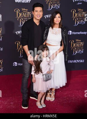 Los Angeles, Stati Uniti d'America. 02Mar, 2017. Mario Lopez, Courtney Laine Mazza, Gia Francesca Lopez al Disney s 'La Bella e la Bestia premiere al El Capitan Theatre di Los Angeles. Marzo 2, 2017 Credit: Tsuni / USA/Alamy Live News Foto Stock