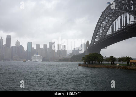 Sydney, Australia. Il 3° marzo 2017. Una settimana di pioggia e temporali continua su Sydney e parti del Nuovo Galles del Sud, allagamenti è previsione in parti dello Stato per il prossimo fine settimana. Credito: martin berry/Alamy Live News Foto Stock