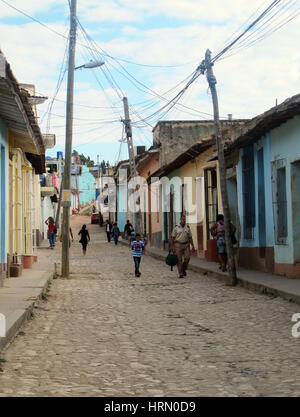 Trinidad, Cuba. 31 gennaio, 2017. La gente del posto a piedi giù per una strada in Trinidad vecchia, Cuba. Prese su 31.01.2017. Foto: Annette Meinke-Carstanjen/dpa-Zentralbild/ZB | in tutto il mondo di utilizzo/dpa/Alamy Live News Foto Stock