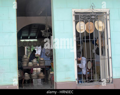 Trinidad, Cuba. 31 gennaio, 2017. Un negozio nella città vecchia di Trinidad vendita di cappelli di paglia. Prese su 31.01.2017. Foto: Annette Meinke-Carstanjen/dpa-Zentralbild/ZB | in tutto il mondo di utilizzo/dpa/Alamy Live News Foto Stock