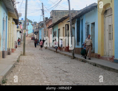 Trinidad, Cuba. 31 gennaio, 2017. La gente del posto a piedi giù per una strada in Trinidad vecchia, Cuba. Prese su 31.01.2017. Foto: Annette Meinke-Carstanjen/dpa-Zentralbild/ZB | in tutto il mondo di utilizzo/dpa/Alamy Live News Foto Stock