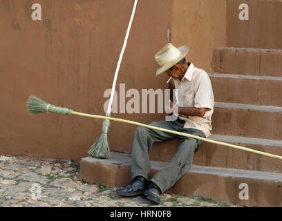 Trinidad, Cuba. 31 gennaio, 2017. Un pulitore di via prendendo una pausa in Trinidad, Cuba. Prese su 31.01.2017. Foto: Annette Meinke-Carstanjen/dpa-Zentralbild/ZB | in tutto il mondo di utilizzo/dpa/Alamy Live News Foto Stock