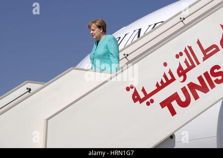 Tunisi, Tunisia. 03 Mar, 2017. Il cancelliere tedesco Angela Merkel (CDU) approda a partire da un piano a Tunisi, Tunisia, 03 marzo 2017. Foto: Soeren Stache/dpa/Alamy Live News Foto Stock