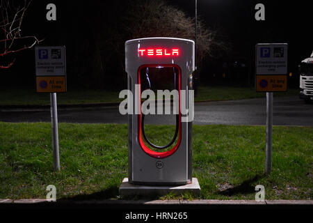 Bristol, Regno Unito. 02Mar, 2017. Nuovo Tesla elettrica punti di ricarica per Tesla modello S. una fila di molti visto a Gordano Services M5. I punti di carica hanno una dinamica la protezione di sovracorrente, cavo umido e Anti Theft cavo. Credito: Robert Timoney/Alamy Live News Foto Stock