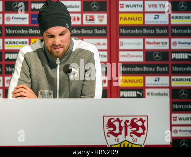 Stuttgart, Germania. 03 Mar, 2017. Un teary Kevin Grosskreutz offre la sua famiglia e gli appassionati delle scuse per le sue indiscrezioni nel corso di una conferenza stampa tenutasi a Stoccarda, Germania, 03 marzo 2017. Il giocatore di calcio il momento a VfB Stuttgart è giunta al termine e il suo contratto è stato annullato. Foto: Soeren Stache/dpa/Alamy Live News Foto Stock