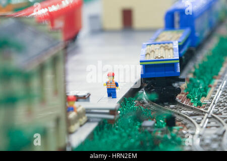 Gdansk, Polonia. 03 Mar, 2017. Stazione ferroviaria modello realizzato con i mattoncini LEGO è visto in mattoncini LEGO mostra il 3 marzo 2017 in Galeria Metropolia di Danzica, Polonia. Credito: Michal Fludra/Alamy Live News Foto Stock