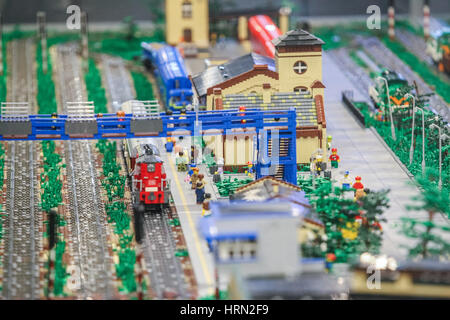 Gdansk, Polonia. 03 Mar, 2017. Stazione ferroviaria modello realizzato con i mattoncini LEGO è visto in mattoncini LEGO mostra il 3 marzo 2017 in Galeria Metropolia di Danzica, Polonia. Credito: Michal Fludra/Alamy Live News Foto Stock