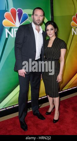 New York, NY, STATI UNITI D'AMERICA. 2 Mar, 2017. Archie Panjabi, Sullivan Stapleton presso gli arrivi per la NBC a metà stagione evento, Four Seasons Hotel, New York, NY Marzo 2, 2017. Credito: RCF/Everett raccolta/Alamy Live News Foto Stock