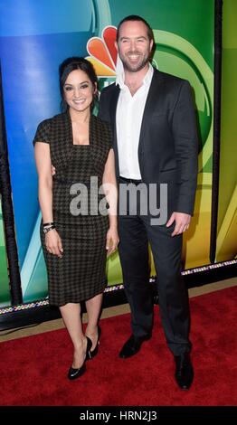 New York, NY, STATI UNITI D'AMERICA. 2 Mar, 2017. Archie Panjabi, Sullivan Stapleton presso gli arrivi per la NBC a metà stagione evento, Four Seasons Hotel, New York, NY Marzo 2, 2017. Credito: RCF/Everett raccolta/Alamy Live News Foto Stock