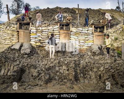 Bagmati, Sviluppo Centrale Regione, Nepal. 3 Mar, 2017. Creta è spinto fuori della collina per fare mattoni in una fabbrica di mattoni in Bagmati, vicino a Bhaktapur. Ci sono quasi 50 fabbriche di mattoni nella valle vicino a Bagmati. Il mattone maker sono molto occupato facendo mattoni per la ricostruzione di Kathmandu, Bhaktapur e di altre città della valle di Kathmandu che sono stati gravemente danneggiati dal 2015 Nepal terremoto. Le fabbriche di mattoni sono stati nella zona di Bagmati per secoli perché l'argilla locale popolare è un materiale grezzo per la posa in opera dei mattoni. La maggior parte dei lavoratori nelle fabbriche di mattoni sono lavoratori migranti fro Foto Stock