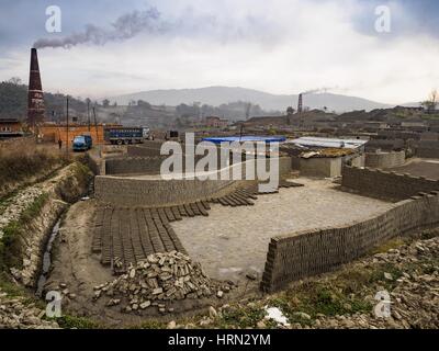 Bagmati, Sviluppo Centrale Regione, Nepal. 3 Mar, 2017. Fabbriche di mattoni in Bagmati, vicino a Bhaktapur. Ci sono quasi 50 fabbriche di mattoni nella valle vicino a Bagmati. Il mattone maker sono molto occupato facendo mattoni per la ricostruzione di Kathmandu, Bhaktapur e di altre città della valle di Kathmandu che sono stati gravemente danneggiati dal 2015 Nepal terremoto. Le fabbriche di mattoni sono stati nella zona di Bagmati per secoli perché l'argilla locale popolare è un materiale grezzo per la posa in opera dei mattoni. La maggior parte dei lavoratori nelle fabbriche di mattoni sono lavoratori migranti provenienti dal sud del Nepal. (Credito Immagine: © Jack Kurtz via Foto Stock