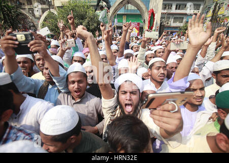 Dacca in Bangladesh. 3 Mar, 2017. I sostenitori del Bangladesh Islami Sashontantra Andolon gridare slogan come essi prende parte a un raduno di protesta chiedendo una signora giustizia statua dal Bangladesh corte suprema complesso a Dhaka, nel Bangladesh. Secondo il Bangladesh Islami Sashontantra Andolon la statua appare come dea greca Themis e il quale è non islamica. Credito: Suvra Kanti Das/ZUMA filo/Alamy Live News Foto Stock