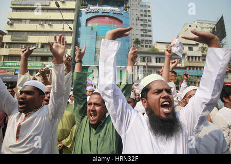 Dacca in Bangladesh. 3 Mar, 2017. I sostenitori del Bangladesh Islami Sashontantra Andolon gridare slogan come essi prende parte a un raduno di protesta chiedendo una signora giustizia statua dal Bangladesh corte suprema complesso a Dhaka, nel Bangladesh. Secondo il Bangladesh Islami Sashontantra Andolon la statua appare come dea greca Themis e il quale è non islamica. Credito: Suvra Kanti Das/ZUMA filo/Alamy Live News Foto Stock