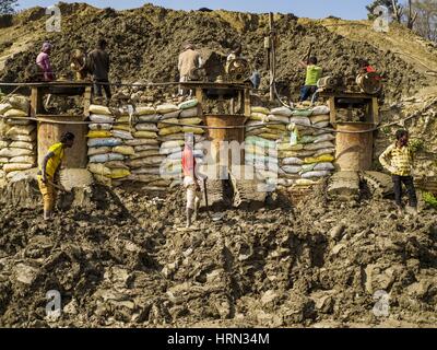 Bagmati, Sviluppo Centrale Regione, Nepal. 3 Mar, 2017. Creta è spinto fuori della collina per fare mattoni in una fabbrica di mattoni in Bagmati, vicino a Bhaktapur. Ci sono quasi 50 fabbriche di mattoni nella valle vicino a Bagmati. Il mattone maker sono molto occupato facendo mattoni per la ricostruzione di Kathmandu, Bhaktapur e di altre città della valle di Kathmandu che sono stati gravemente danneggiati dal 2015 Nepal terremoto. Le fabbriche di mattoni sono stati nella zona di Bagmati per secoli perché l'argilla locale popolare è un materiale grezzo per la posa in opera dei mattoni. La maggior parte dei lavoratori nelle fabbriche di mattoni sono lavoratori migranti fro Foto Stock