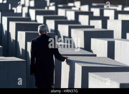 Berlino, Germania. 3 Mar, 2017. Il Presidente austriaco Alexander Van der Bellen visiti il memoriale della assassinato ebrei dell'Europa a Berlino, Germania, 3 marzo 2017. Il memoriale dell'olocausto ricorda i circa 6 milioni di ebrei che furono uccisi sotto Adolf Hitler e i nazisti. Foto: Monika Skolimowska/dpa/Alamy Live News Foto Stock