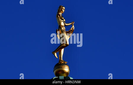 Berlino, Germania. 3 Mar, 2017. La Dea Fortuna si illumina al sole sulla torre del palazzo di Charlottenburg di Berlino, Germania, 3 marzo 2017. Foto: Paolo Zinken/dpa/Alamy Live News Foto Stock