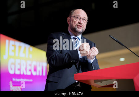 Berlino, Germania. 3 Mar, 2017. SPD candidato per il cancelliere e il futuro presidente di partito Martin Schulz parla ai membri dei giovani socialisti della SPD (Jusos) in occasione di una conferenza tenutasi presso la SPD sede a Berlino, Germania, 3 marzo 2017. Foto: Kay Nietfeld/dpa/Alamy Live News Foto Stock