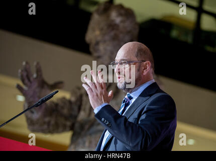 Berlino, Germania. 3 Mar, 2017. SPD candidato per il cancelliere e il futuro presidente di partito Martin Schulz parla ai membri dei giovani socialisti della SPD (Jusos) in occasione di una conferenza tenutasi presso la SPD sede a Berlino, Germania, 3 marzo 2017. Foto: Kay Nietfeld/dpa/Alamy Live News Foto Stock