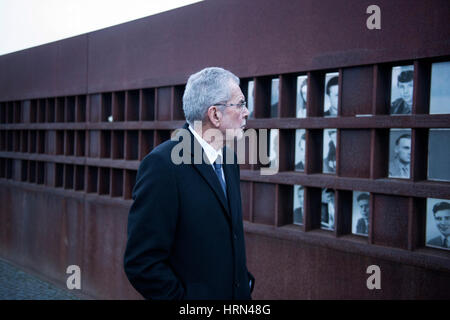 Berlino, Germania. 3 Mar, 2017. Il presidente austriaco Alexander Van der Bellen visiti il sito Memoriale del Muro di Berlino a Bernauer Strasse a Berlino, Germania, 3 marzo 2017. Van der Bellen visite Berlino come parte di una visita di stato. Foto: Paolo Zinken/dpa/Alamy Live News Foto Stock