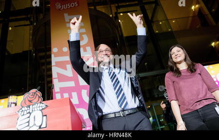 Berlino, Germania. 3 Mar, 2017. SPD candidato per il cancelliere e il futuro presidente di partito Martin Schulz è celebrata dai giovani socialisti della SPD (Jusos) in occasione di una conferenza tenutasi presso la SPD sede a Berlino, Germania, 3 marzo 2017. Foto: Kay Nietfeld/dpa/Alamy Live News Foto Stock