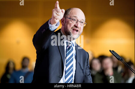 Berlino, Germania. 3 Mar, 2017. SPD candidato per il cancelliere e il futuro presidente di partito Martin Schulz parla ai membri dei giovani socialisti della SPD (Jusos) in occasione di una conferenza tenutasi presso la SPD sede a Berlino, Germania, 3 marzo 2017. Foto: Kay Nietfeld/dpa/Alamy Live News Foto Stock