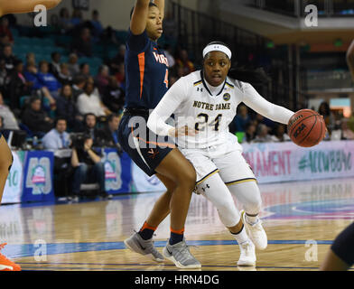 CONWAY, SC - MARZO 03: Notre Dame Fighting Irish guard Arike Ogunbowale (24) aziona la corsia su Virginia Cavaliers guard Dominique Toussaint (4) durante il gioco tra la Virginia Cavaliers e la Cattedrale di Notre Dame Fighting Irish in acc donna torneo su Marzo 3, 2017 a HTC Center di Conway, SC. William Howard/CSM Foto Stock