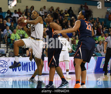 CONWAY, SC - MARZO 03: Notre Dame Fighting Irish guard Lindsay Allen (15) rigidi per un layup durante il gioco tra la Virginia Cavaliers e la Cattedrale di Notre Dame Fighting Irish in acc donna torneo su Marzo 3, 2017 a HTC Center di Conway, SC. William Howard/CSM Foto Stock