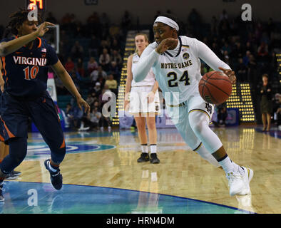 CONWAY, SC - MARZO 03: Notre Dame Fighting Irish guard Arike Ogunbowale (24) rigidi per il cestello durante il gioco tra la Virginia Cavaliers e la Cattedrale di Notre Dame Fighting Irish in acc donna torneo su Marzo 3, 2017 a HTC Center di Conway, SC. William Howard/CSM Foto Stock