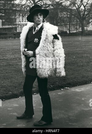 01 gennaio 1967 - The Rolling Stones per l'ed Sullivan Show : c'è stata una foto-call a Londra questo pomeriggio per i Rolling Stones, prima del loro volo negli Stati Uniti venerdì 13 () per intraprendere il Coast-to-Coast ed Sullivan Show in televisione domenica 15. Gli Stones tornano in Inghilterra per fare la loro prima apparizione la domenica seguente al Palladium Television Show. La foto mostra uno dei Rolling Stones - Keith Richard, nella foto di Green Park oggi. (Immagine di credito: © Keystone Press Agency/Keystone USA via ZUMAPRESS.com) Foto Stock