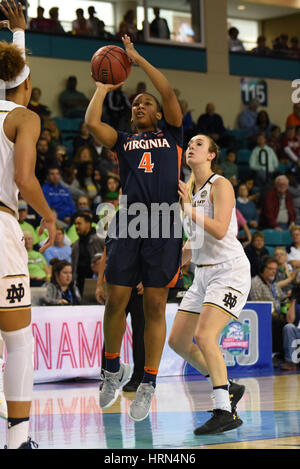 CONWAY, SC - MARZO 03: Virginia Cavaliers guard Dominique Toussaint (4) tira fino ad un salto girato durante il gioco tra la Virginia Cavaliers e la Cattedrale di Notre Dame Fighting Irish in acc donna torneo su Marzo 3, 2017 a HTC Center di Conway, SC. William Howard/CSM Foto Stock