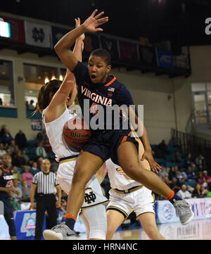 CONWAY, SC - MARZO 03: Virginia Cavaliers guard Dominique Toussaint (4) perde la sfera su una trasmissione durante il gioco tra la Virginia Cavaliers e la Cattedrale di Notre Dame Fighting Irish in acc donna torneo su Marzo 3, 2017 a HTC Center di Conway, SC. William Howard/CSM Foto Stock