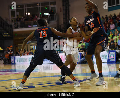 CONWAY, SC - MARZO 03: Notre Dame Fighting Irish guard Lindsay Allen (15) aziona attraverso la corsia durante il gioco tra la Virginia Cavaliers e la Cattedrale di Notre Dame Fighting Irish in acc donna torneo su Marzo 3, 2017 a HTC Center di Conway, SC. William Howard/CSM Foto Stock