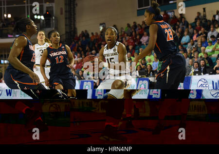 CONWAY, SC - MARZO 03: Notre Dame Fighting Irish guard Lindsay Allen (15) aziona la corsia durante il gioco tra la Virginia Cavaliers e la Cattedrale di Notre Dame Fighting Irish in acc donna torneo su Marzo 3, 2017 a HTC Center di Conway, SC. William Howard/CSM Foto Stock