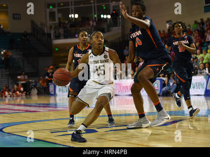 CONWAY, SC - MARZO 03: Notre Dame Fighting Irish guard Lindsay Allen (15) aziona la corsia durante il gioco tra la Virginia Cavaliers e la Cattedrale di Notre Dame Fighting Irish in acc donna torneo su Marzo 3, 2017 a HTC Center di Conway, SC. William Howard/CSM Foto Stock