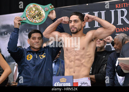 New York, Stati Uniti d'America - 03 Mar 2017- Boxer Danny Garcia al funzionario pesare-in per il suo campionato welterweight lotta contro Keith Thurman il 4 marzo 2017 presso la Barclay il centro di Brooklyn, New York. Credito: Erik Pendzich Credito: Erik Pendzich/Alamy Live News Foto Stock