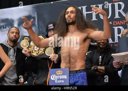 New York, Stati Uniti d'America - 03 Mar 2017- Boxer Keith Thurman al funzionario pesare-in per il suo campionato welterweight lotta contro Danny Garcia il 4 marzo 2017 presso la Barclay il centro di Brooklyn, New York. Credito: Erik Pendzich Credito: Erik Pendzich/Alamy Live News Foto Stock