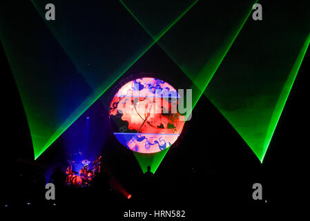 Wroclaw, Polonia. 3 Marzo, 2017. Australian Pink Floyd compie durante l'impostazione visiva, 'il lato migliore della Luna" presso la Sala del Centenario, Wroclaw, Polonia il 03 marzo 2017. Credito: Omar Marques/Alamy Live News Foto Stock