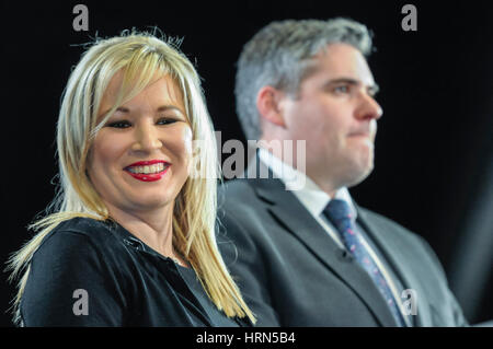 Belfast, Irlanda del Nord. 03 mar 2017 - Northern Ireland Assembly elezione. Michelle O'Neill (Sinn Fein) sorrisi come si siede accanto al DUP's Gavin Robinson MP. Foto Stock