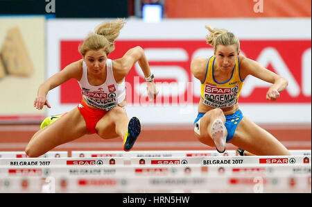 A Belgrado, in Serbia. 3 Mar, 2017. Karolina Koleczek di Polonia (L) e Maja Rogemyr di Svezia competere nelle donne il 60 metri ostacoli durante il 2017 Europeo di Atletica Leggera Indoor campionati a Kombank Arena di Belgrado, Serbia, 3 marzo 2017. Credito: Predrag Milosavljevic/Xinhua/Alamy Live News Foto Stock