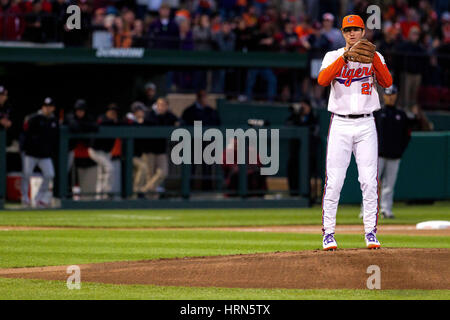 Clemson, SC, Stati Uniti d'America. 3 Mar, 2017. Tigri brocca Charlie Barnes (23) controlla prima nel NCAA Baseball match a Doug Kingsmore Stadium di Clemson, SC. (Scott Kinser/Cal Sport Media) Credito: csm/Alamy Live News Foto Stock