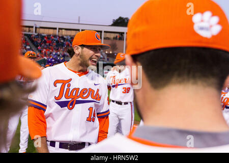 Clemson, SC, Stati Uniti d'America. 3 Mar, 2017. Tigri brocca Brooks Crawford (19) pone le Tigri prima di NCAA Baseball match a Doug Kingsmore Stadium di Clemson, SC. (Scott Kinser/Cal Sport Media) Credito: csm/Alamy Live News Foto Stock