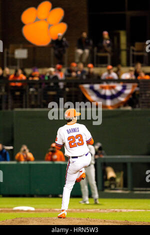 Clemson, SC, Stati Uniti d'America. 3 Mar, 2017. Tigri brocca Charlie Barnes (23) si avvolge in NCAA Baseball match a Doug Kingsmore Stadium di Clemson, SC. (Scott Kinser/Cal Sport Media) Credito: csm/Alamy Live News Foto Stock