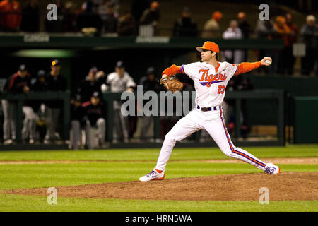 Clemson, SC, Stati Uniti d'America. 3 Mar, 2017. Tigri brocca Charlie Barnes (23) sulla montagnola nel NCAA Baseball match a Doug Kingsmore Stadium di Clemson, SC. (Scott Kinser/Cal Sport Media) Credito: csm/Alamy Live News Foto Stock