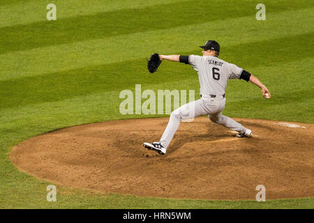 Clemson, SC, Stati Uniti d'America. 3 Mar, 2017. Brocca Gamecocks Clarke Schmidt (6) si avvolge in NCAA Baseball match a Doug Kingsmore Stadium di Clemson, SC. (Scott Kinser/Cal Sport Media) Credito: csm/Alamy Live News Foto Stock