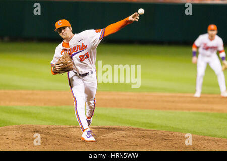 Clemson, SC, Stati Uniti d'America. 3 Mar, 2017. Tigri brocca Charlie Barnes (23) rilascia il passo nel NCAA Baseball match a Doug Kingsmore Stadium di Clemson, SC. (Scott Kinser/Cal Sport Media) Credito: csm/Alamy Live News Foto Stock