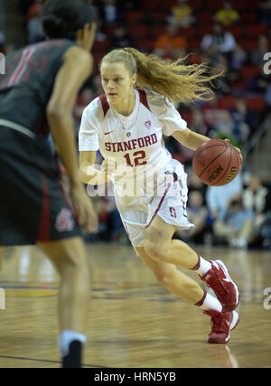 Seattle, WA, Stati Uniti d'America. 3 Mar, 2017. Stanford guard Brittany McPhee (12) trascina verso il basso la corsia durante una PAC12 donna partita del torneo tra il Washington State Cougars e Stanford cardinale. Il gioco è stato giocato al Key Arena di Seattle, WA. Jeff Halstead/CSM/Alamy Live News Foto Stock