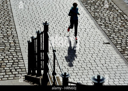 Berlino, Germania. 3 Mar, 2017. Un runner gode la molla-simili previsioni di Berlino in Germania, 3 marzo 2017. Foto: Maurizio Gambarini/dpa/Alamy Live News Foto Stock