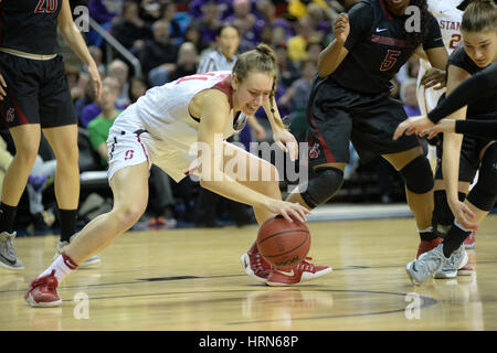 Seattle, WA, Stati Uniti d'America. 3 Mar, 2017. Stanford's Alanna Smith (11) tenta di guadagnare munita della palla durante una PAC12 donna partita del torneo tra il Washington State Cougars e Stanford cardinale. Il gioco è stato giocato al Key Arena di Seattle, WA. Jeff Halstead/CSM/Alamy Live News Foto Stock